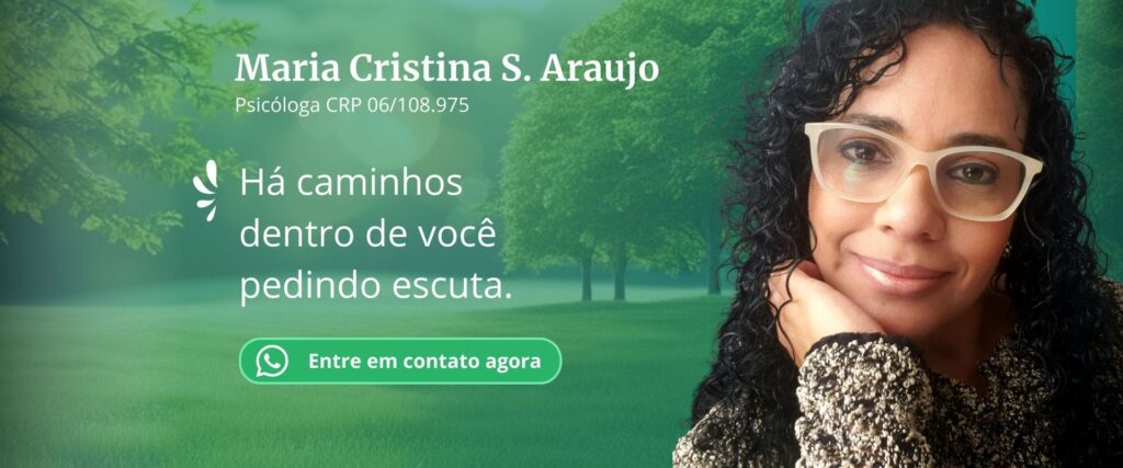Um retrato profissional e acolhedor da psicóloga Maria Cristina S. Araujo em destaque sobre um fundo de natureza. Ao fundo, uma paisagem suave de árvores verdes transmite calma, frescor e equilíbrio emocional. Maria Cristina está posicionada em primeiro plano, com a mão no queixo em um gesto clássico de escuta ativa e reflexão empática. Ela transmite serenidade e prontidão para o atendimento. Integrado à foto, de forma harmônica, lê-se o texto "Há um caminho dentro de você pedindo escuta", seguido de sua assinatura profissional. A imagem simboliza o convite para o processo terapêutico, unindo a expertise clínica ao ambiente acolhedor e vital da natureza, sugerindo que o consultório é um espaço seguro para o florescimento pessoal e a descoberta de novas rotas internas.