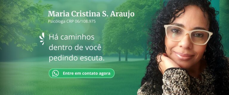 Um retrato profissional e acolhedor da psicóloga Maria Cristina S. Araujo em destaque sobre um fundo de natureza. Ao fundo, uma paisagem suave de árvores verdes transmite calma, frescor e equilíbrio emocional. Maria Cristina está posicionada em primeiro plano, com a mão no queixo em um gesto clássico de escuta ativa e reflexão empática. Ela transmite serenidade e prontidão para o atendimento. Integrado à foto, de forma harmônica, lê-se o texto "Há um caminho dentro de você pedindo escuta", seguido de sua assinatura profissional. A imagem simboliza o convite para o processo terapêutico, unindo a expertise clínica ao ambiente acolhedor e vital da natureza, sugerindo que o consultório é um espaço seguro para o florescimento pessoal e a descoberta de novas rotas internas.
