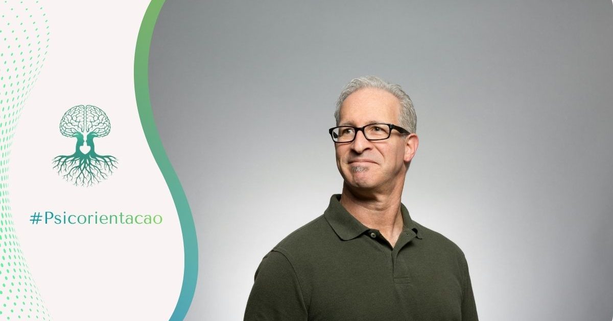 Um retrato sereno e inspirador de um homem de meia-idade, capturado em uma pose de meio perfil. Ele usa óculos de grau que conferem um ar intelectual e experiente, e ostenta um sorriso genuíno e relaxado que irradia satisfação interna. Seu olhar é focado e tranquilo, sugerindo que ele alcançou um estado de autoconhecimento profundo. A imagem ilustra o tema "Motivação como ajuda a sua vida?": simboliza a motivação interna genuína, aquela que não depende de aplausos externos, mas da clareza sobre os próprios objetivos. Representa a fase da vida em que o indivíduo substitui a ansiedade pela autoconfiança, mostrando que a verdadeira motivação é o combustível que nos permite envelhecer com vitalidade, propósito e uma sensação de realização pessoal