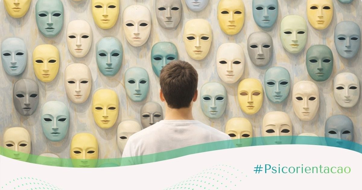 Fotografia de um rapaz visto de costas, observando uma parede repleta de máscaras coloridas com diferentes expressões. A cena representa o confronto interno com a autocobrança e a pressão para atender a diversos padrões e expectativas externas. A imagem simboliza o questionamento sobre a própria identidade e o desejo de se libertar das cobranças excessivas por perfeição