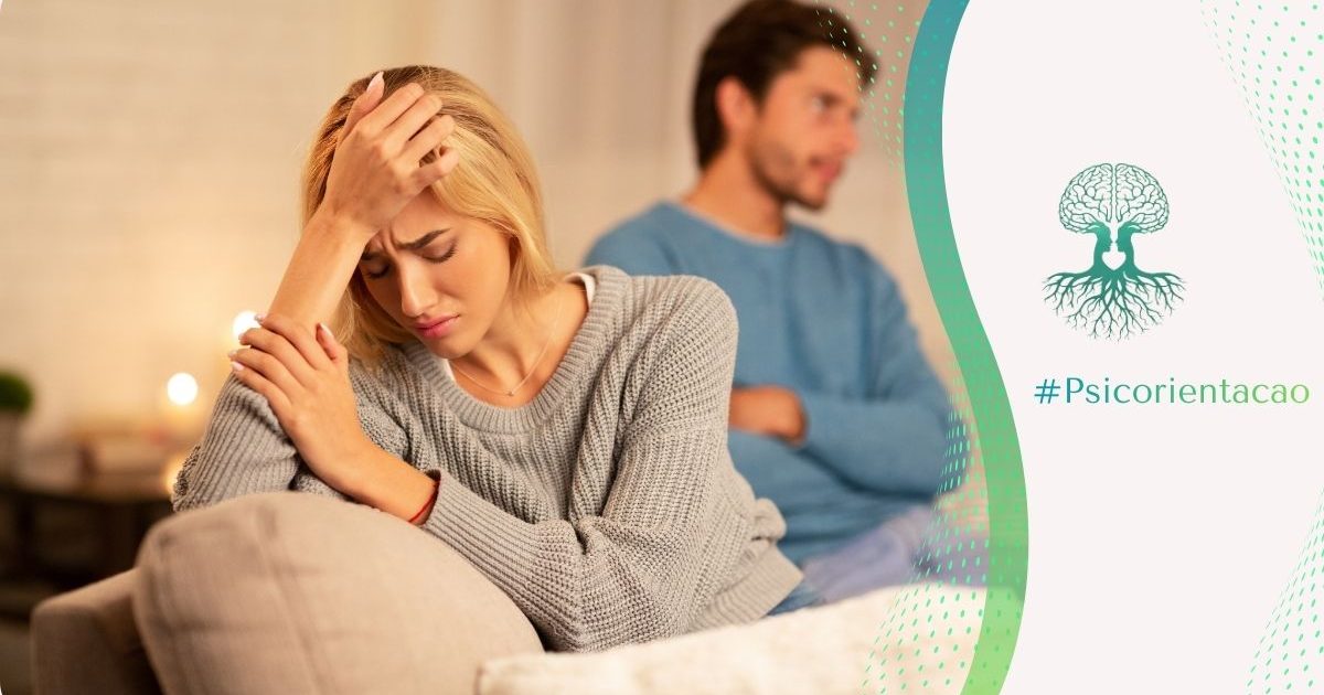 Um casal está sentado em um sofá, mas a distância física entre eles revela um profundo conflito emocional. Eles estão de costas um para o outro, cada um voltado para uma extremidade do móvel. O homem está de braços cruzados, com uma postura rígida e defensiva, simbolizando o fechamento e a desconfiança. A mulher, por sua vez, está com a mão na cabeça e uma expressão de angústia, parecendo estar prestes a chorar, o que transmite o esgotamento e a tristeza causados pelo conflito. A imagem ilustra o tema "Como lidar com o ciúme": simboliza como a insegurança possessiva destrói a conexão e o diálogo, transformando o espaço de refúgio do casal em um lugar de isolamento e sofrimento para ambos