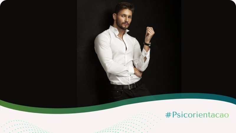 Um retrato em meio perfil de um rapaz loiro, vestindo uma camisa branca impecável que contrasta fortemente com o fundo preto profundo e sombrio. Ele não encara a câmera de frente; em vez disso, mantém o rosto ligeiramente virado, lançando um olhar desconfiado, avaliador e penetrante em direção ao espectador. A iluminação dramática destaca suas feições, enquanto o fundo escuro acentua a sensação de isolamento e mistério. A imagem ilustra o desafio de identificar um narcisista: simboliza a natureza muitas vezes oculta e observadora dessa personalidade, sugerindo a tensão e a cautela necessárias para perceber quem se esconde atrás de uma imagem aparentemente comum ou "limpa"