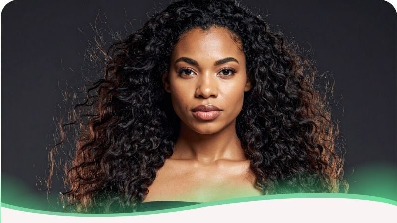 Retrato frontal de uma mulher negra com cabelos cacheados volumosos, mantendo um olhar firme e inabalável. Sua expressão de seriedade e autorrespeito contrasta com a descrição de um relacionamento narcisista, onde o parceiro tenta diminuir sua luz e sucesso. A imagem ilustra a resistência necessária para identificar um narcisista: simboliza a mulher que se mantém íntegra e "maior" do que as críticas frias e as flechas emocionais lançadas contra ela. Representa o momento em que ela decide não aceitar mais as exigências unilaterais e a frieza afetiva, posicionando-se com a dignidade de quem reconhece o próprio valor diante de alguém que só busca controle, status ou validação constante