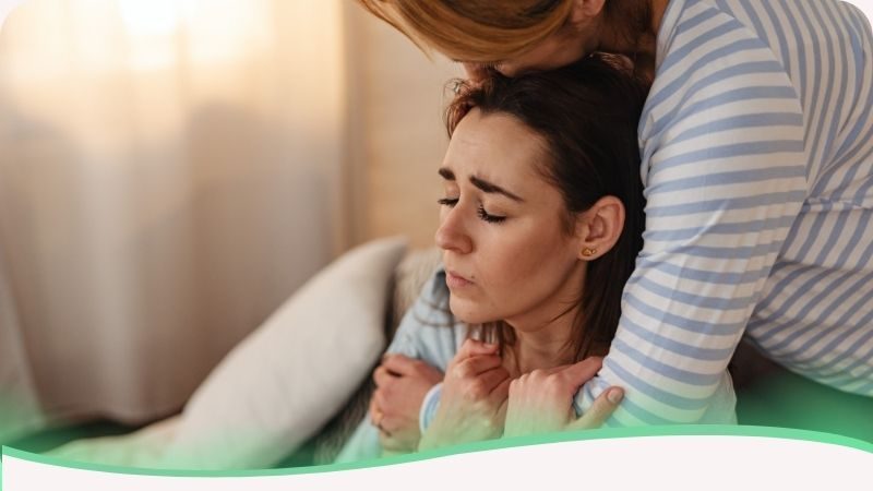 Mãe abraçando sua filha com carinho, representando o apoio familiar e a rede de segurança necessária para lidar com transtornos de ansiedade