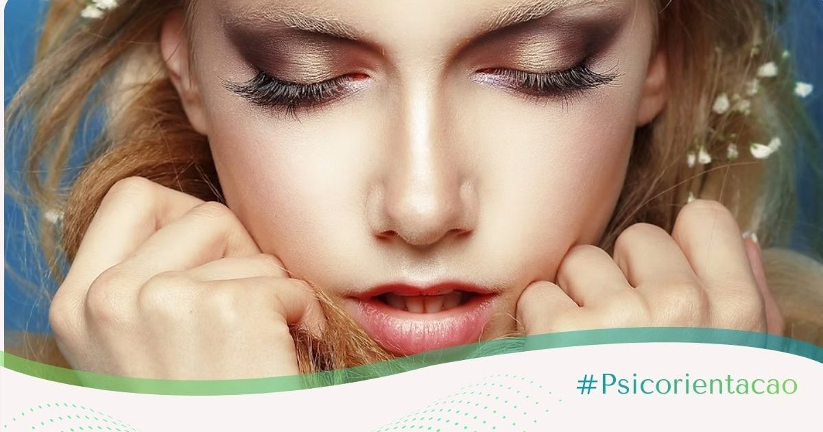 Mulher jovem com olhos serenos fechados refletindo sobre a vida e a finitude