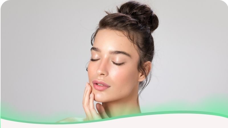 Um retrato íntimo e melancólico de uma mulher branca com os cabelos presos de forma simples. Ela está com os olhos fechados, expressando um profundo pesar e introspecção. Uma de suas mãos repousa sobre o maxilar, em um gesto que sugere tensão, contenção de palavras ou uma dor emocional latente. A imagem ilustra o impacto do narcisismo na família sobre pais, filhos e parentes: simboliza o sofrimento silencioso e o esgotamento de quem convive com dinâmicas tóxicas no ambiente doméstico. Representa a carga emocional de ter que silenciar os próprios sentimentos para sobreviver a conflitos familiares, destacando o peso psicológico que as relações narcisistas impõem aos membros da família