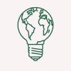 Imagem conceitual de uma lâmpada acesa onde, em seu interior, o filamento ou a luz formam o desenho detalhado do mapa-múndi. A composição simboliza a inteligência global, a experiência de mercado e a visão ampla que profissionais experientes trazem para as organizações. Representa a capacidade de gerar soluções inovadoras com impacto geográfico e estratégico, unindo criatividade e conhecimento de mundo em um único ideal