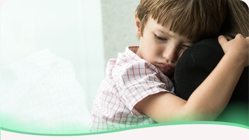Menino branco de cabelo liso com expressão reflexiva e séria, representando o momento de dúvida e a necessidade de intervenção quando os limites se perdem na Síndrome do Imperador