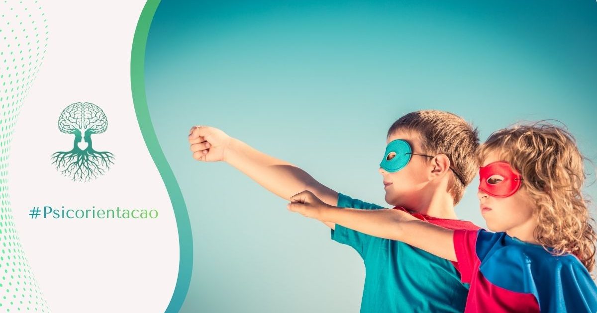 Duas crianças usando máscaras e capas de super-heróis, com as mãos direitas estendidas para a frente em posição de voo, simbolizando o sentimento de onipotência e autoridade característicos da Síndrome do Imperador